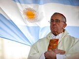 ARCHIVO - El cardenal argentino Jorge Bergoglio oficia una misa afuera de la iglesia de San Cayetano con una bandera de Argentina detrás, en Buenos Aires, Argentina, el viernes 7 de agosto de 2009. (AP Foto/Natacha Pisarenko, Archivo)