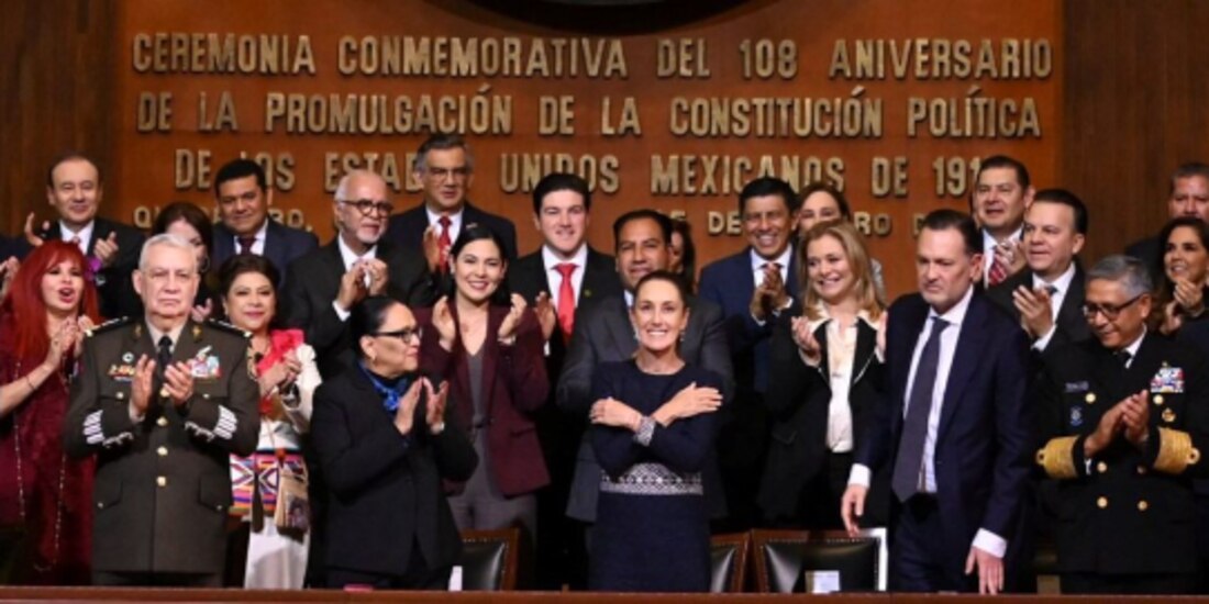 La Presidenta, ayer, en Querétaro arropada por gobernadores y su gabinete.
