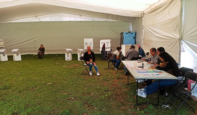 Se registraron 98 incidentes menores, todos atendidos sin afectar la jornada. No se reportaron problemas durante el cierre.