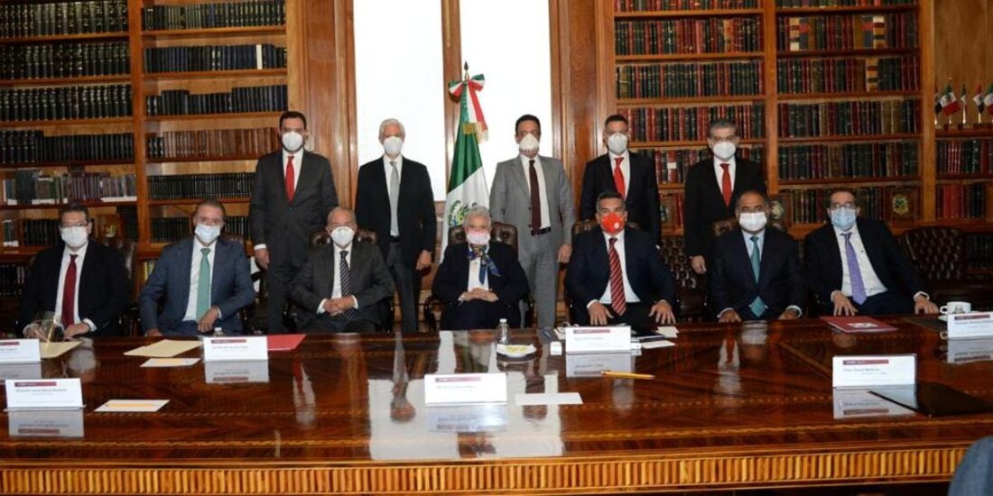 Olga Sánchez Cordero, secretario de gobernación, junto a gobernadores del PRI.