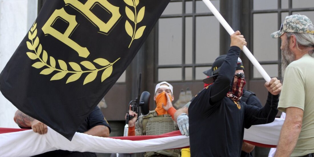 Un miembro de Proud Boys carga una bandera de la agrupación durante una manifestación el pasado 7 de septiembre.