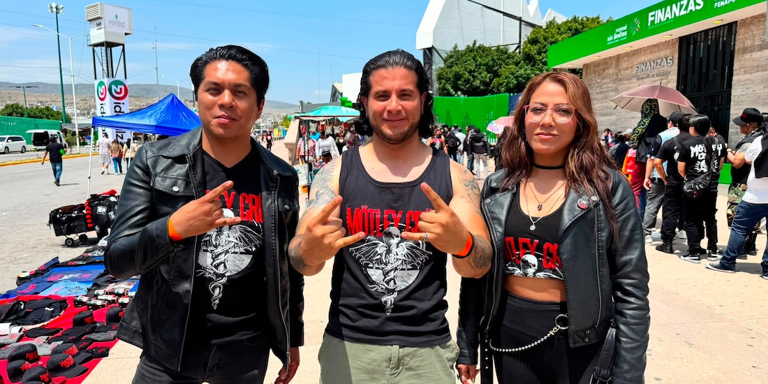 Camperas de cuero, estoperoles y playeras negras visten la explanada de la Feria Nacional Potosina.