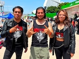 Camperas de cuero, estoperoles y playeras negras visten la explanada de la Feria Nacional Potosina.