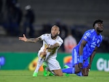 Dani Alves reclama una acción durante el partido entre Pumas y Tigres en Ciudad Universitaria.