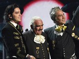 Vicente Fernández, flanqueado por su nieto Álex y su hijo Alejandro, en los Latin Grammy, en 2019.