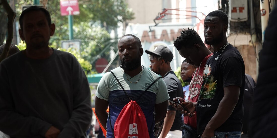 Decenas de personas en situación migrante y de refugio, en su mayoría haitianos, esperan en las inmediaciones de la Comar.