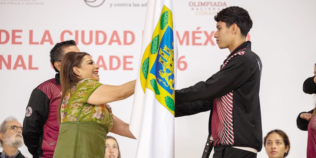 Clara Brugada abandera a los deportistas que representarán a la ciudad en la Olimpiada de la Conade, ayer.