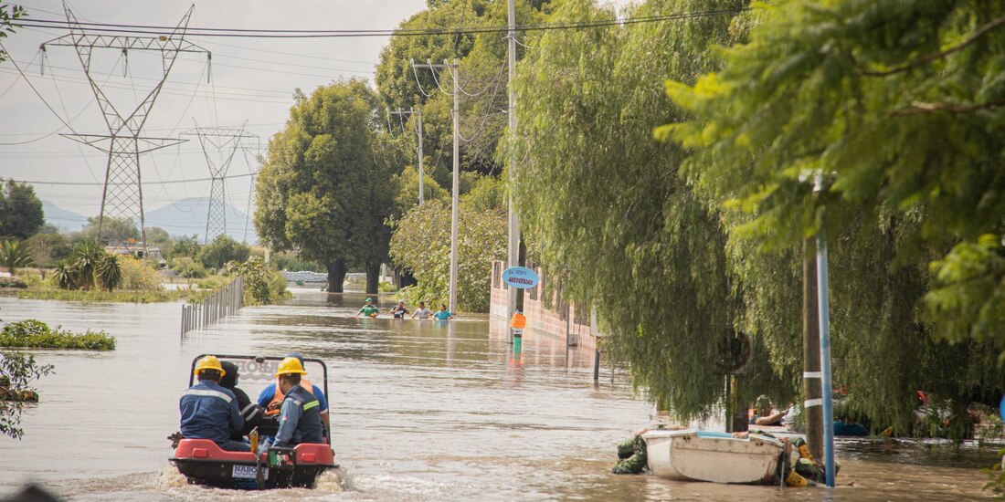 Soldados y personal de Protección Civil evacuaron a los habitantes del fraccionamiento La Rueda que se inundó con al menos metro y medio de agua tras las intensas lluvias registradas en la zona.