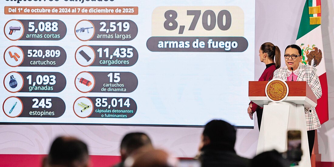 La Presidenta Claudia Sheinbaum y la titular de Segob, Rosa Icela Rodríguez (der.), ayer.