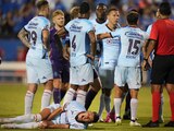 Futbolistas de Cruz Azul le reclaman al árbitro en su partido de dieciseisavos de final de Leagues Cup contra Charlotte, el pasado 3 de agosto.