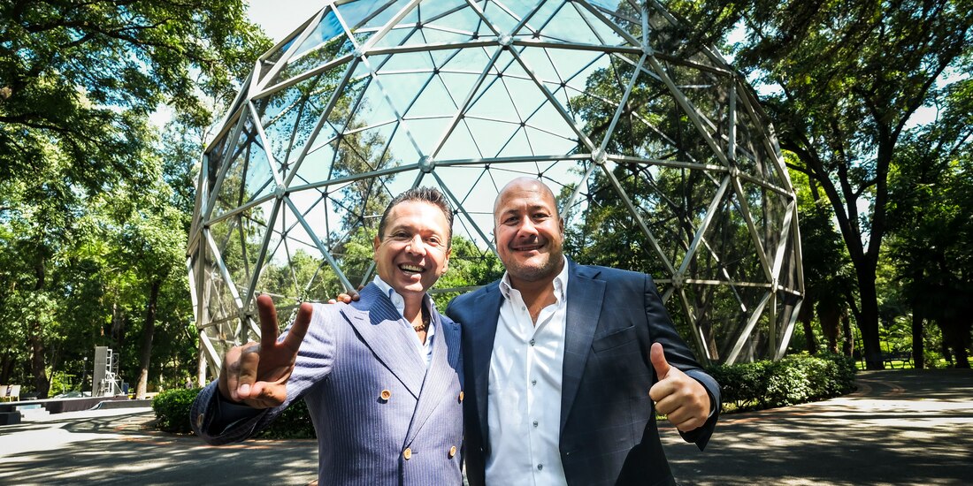 Enrique Alfaro (der.) felicita a Pablo Lemus (izq.).