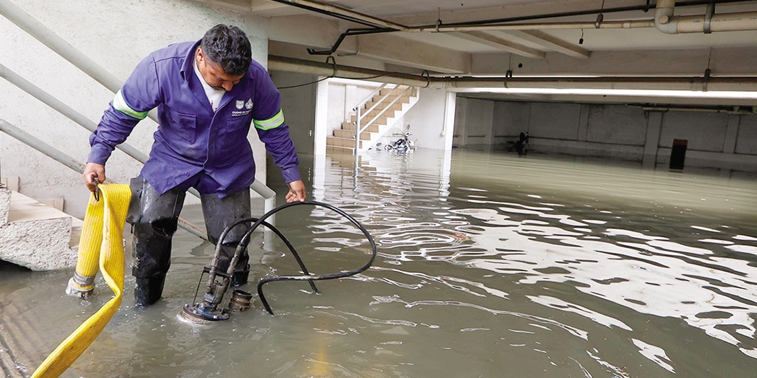 Aspecto de las inundaciones causadas por lluvias en colonia Azteca, Venustiano Carranza, CDMX, en imagen de archivo.
