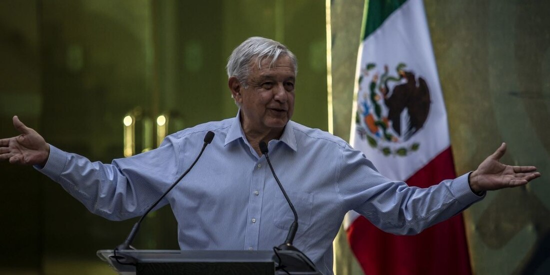 AMLO señaló que actualmente se entregan 11 millones de becas, desde preescolar hasta el nivel de posgrado para investigadores, que representan alrededor de 100 mil millones de pesos al año.
