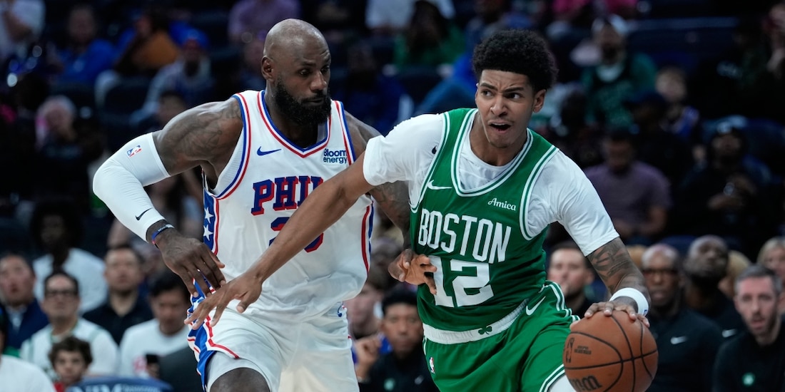 LeBron James durante un partido de pretemporada de la NBA entre 76ers y Celtics.
