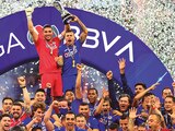 Futbolistas de la Máquina celebran con el trofeo de la Liga MX.