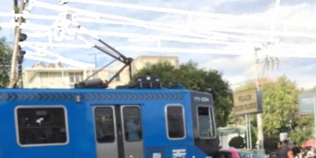 Tren Ligero choca contra taxi y choferes resultan heridos.