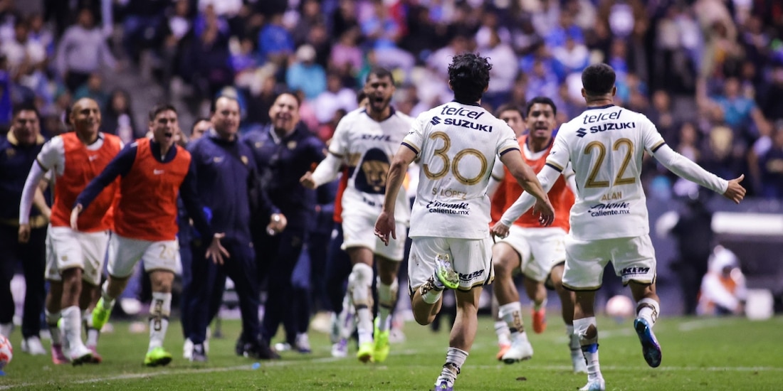 Futbolistas de Pumas festejan un gol en el Apertura 2025.