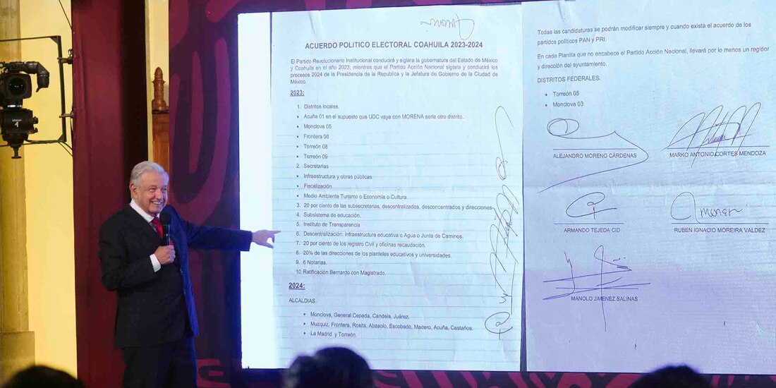 El Presidente muestra ayer el acuerdo difundido por el PAN.