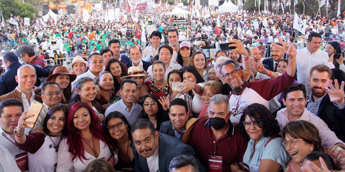 La Jefa de Gobierno (centro), el líder de Morena y seguidores de AMLO, ayer, en el Monumento a la Revolución.