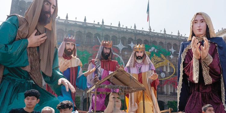 Zócalo luminoso y colorido es el corazón de las fiestas