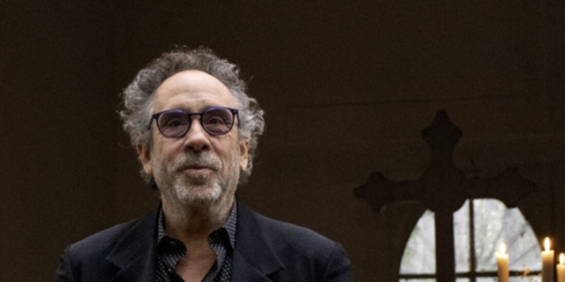 Tim Burton, ayer en el Panteón Civil de Dolores, en la CDMX.