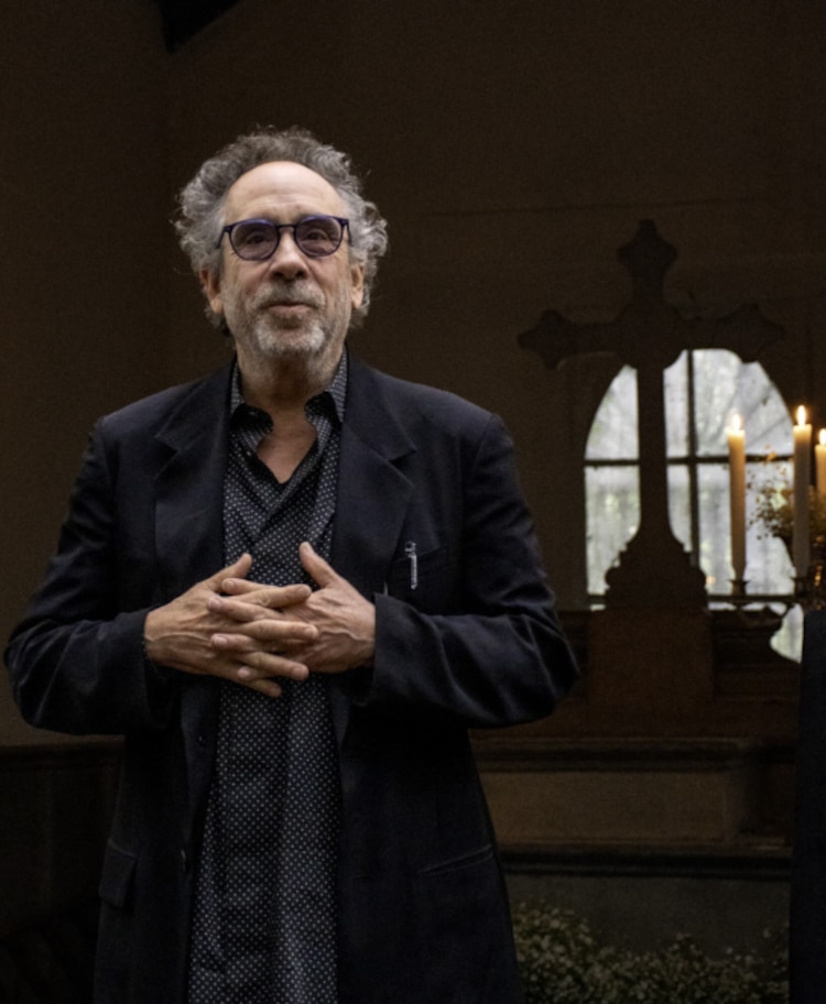 Tim Burton, ayer en el Panteón Civil de Dolores, en la CDMX.