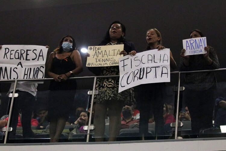 Comparecen ante el pleno del Congreso de Morelos, Samuel Sotelo, secretario de Gobierno, el Fiscal Uriel Carmona Gándara y el comisionado de Seguridad Publica José Antonio Ortiz Guarneros, por el caso de los feminicidios en la entidad, en particular el caso de la chica Ariadna Fernanda cuyo cadáver fue descubierto el pasado primero de noviembre bajo un puente peatonal de la autopista La Pera- Cuautla, cerca de Tepoztlán.