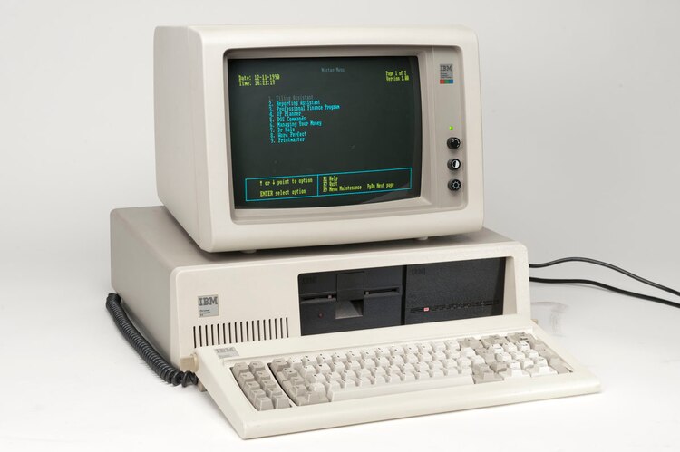 El 1981, lanzaron a la venta el primer ordenador personal (PC) de IBM, con el sistema operativo MS-DOS.