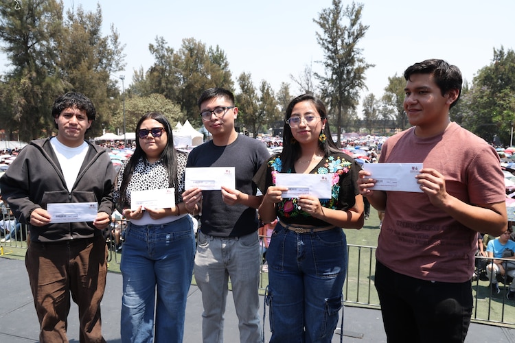 Estudiantes de instituciones públicas reciben la tarjeta de la Beca para el Transporte y Más.