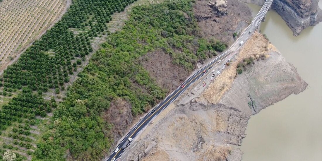 Toma aérea del tramo de la carretera recién rehabilitado.