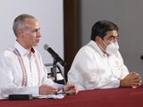 Hugo López-Gatell y Miguel Barbosa, durante conferencia de prensa en Puebla.