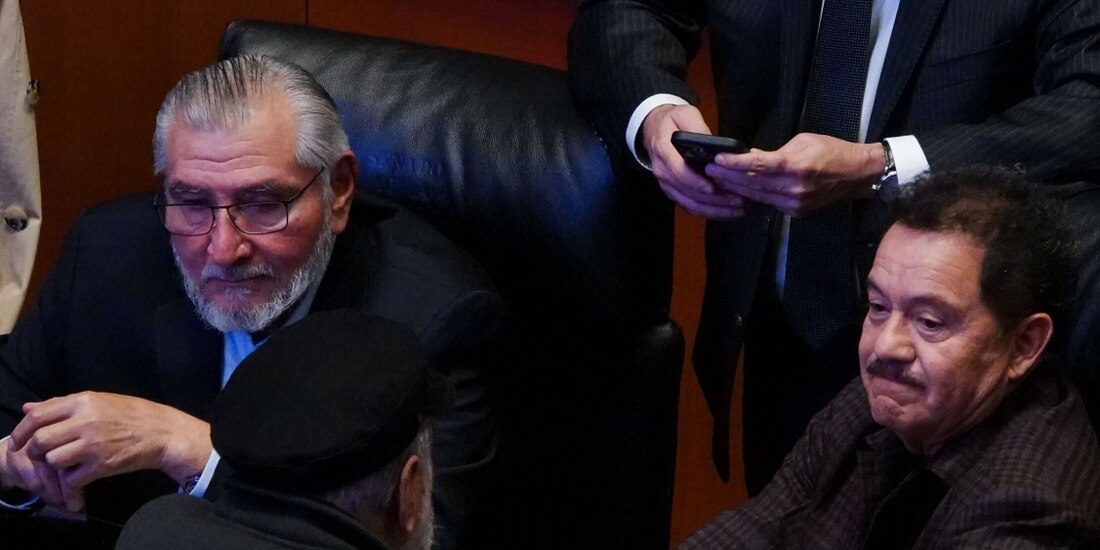 Los senadores Adán Augusto López e Ignacio Mier, ayer, en la Cámara alta.