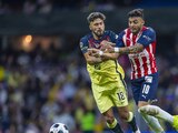 Bruno Valdez (América) y Alexis Vega (Chivas) disputan el balón en el clásico nacional de la Liga MX el pasado 25 de septiembre.