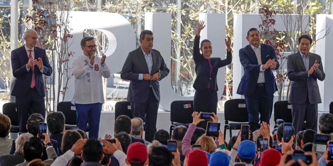 Claudia Sheinbaum reconoce trabajo de director del IPN.