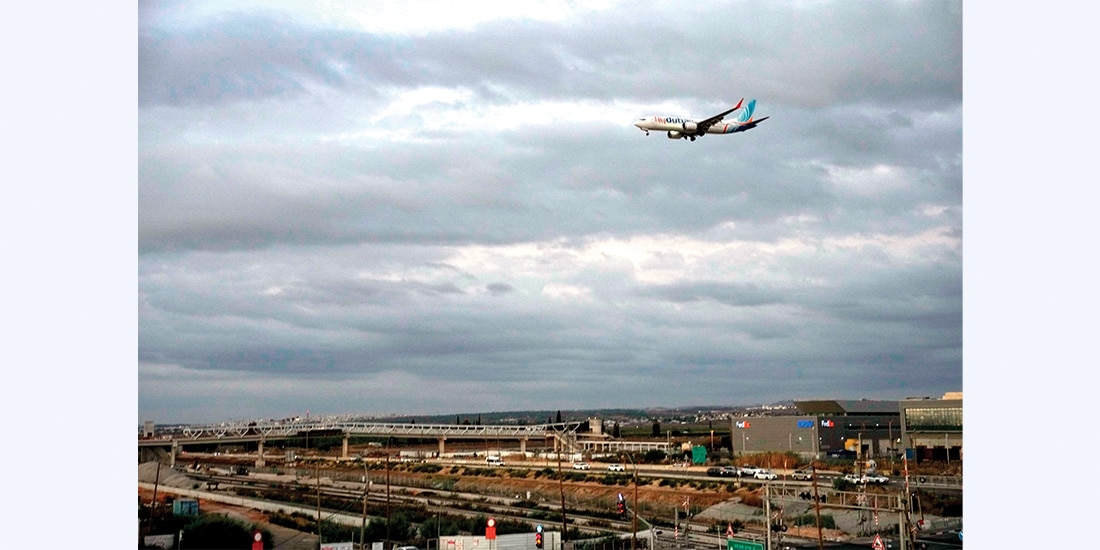 Un avión de Flydubai con pasajeros israelíes, se aproxima al Aeropuerto Ben Gurion, ayer.