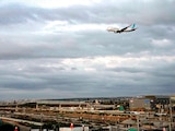 Un avión de Flydubai con pasajeros israelíes, se aproxima al Aeropuerto Ben Gurion, ayer.