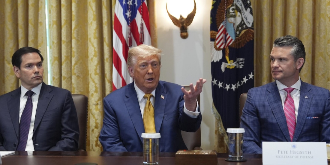 Donald Trump (c.) con Marco Rubio y Pete Hegseth, ayer, en la Casa Blanca.