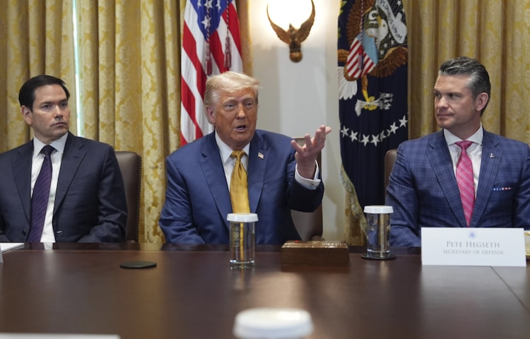 Donald Trump (c.) con Marco Rubio y Pete Hegseth en la Casa Blanca.