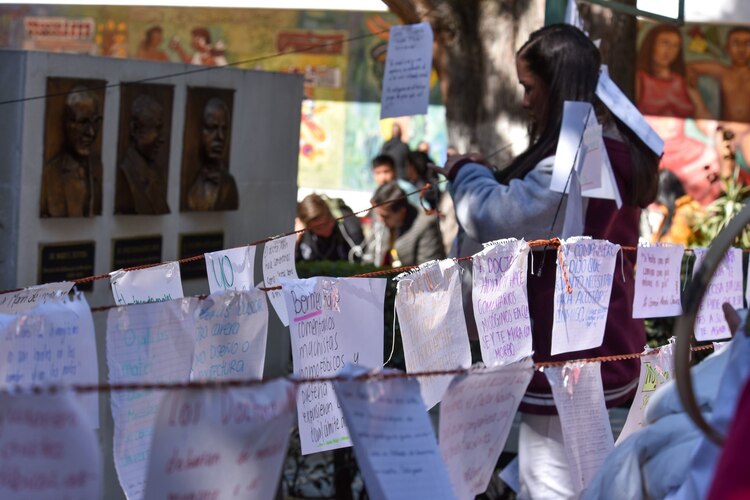Estudiantes de la Facultad de Medicina de la UAEM denunciaron a profesores y compañeros de acoso y hostigamiento en un tendedero instalado en la explanada del plantel, febrero pasado.