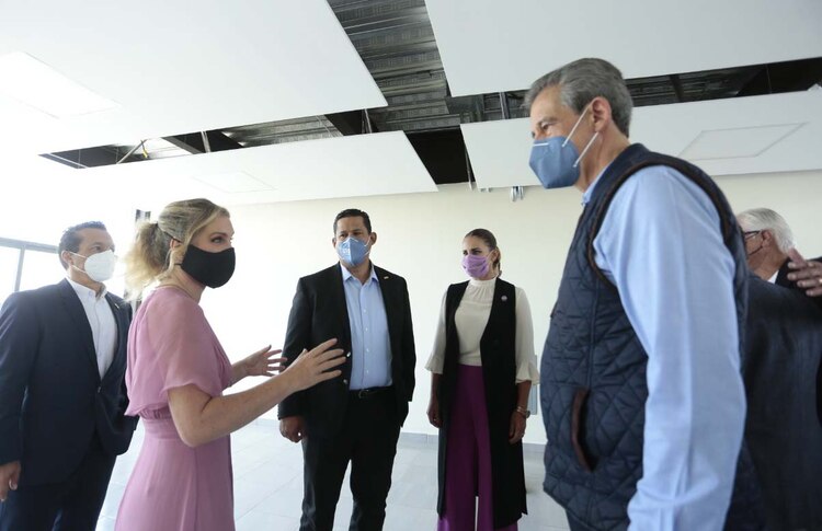 Ninfa Salinas, presidenta del Consejo Consultivo de Grupo Salinas, dialoga con el alcalde Héctor López sobre las nuevas instalaciones educativas.