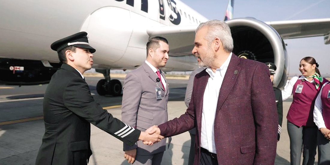 Alfredo Ramírez (der.), al visitar la terminal aérea del estado, ayer.