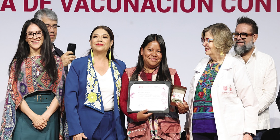 Clara Brugada (segunda de izq. a der.) durante la entrega de reconocimientos a personal de salud, ayer.