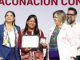 Clara Brugada (segunda de izq. a der.) durante la entrega de reconocimientos a personal de salud, ayer.