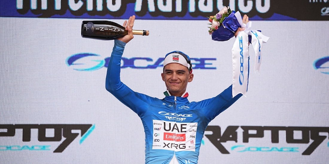 Isaac del Toro festeja su triunfo en la etapa 6 de la Tirreno-Adriático.