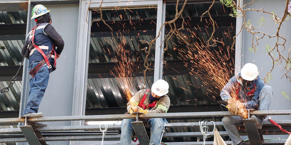 Obreros trabajan en una construcción de avenida Reforma, en marzo.