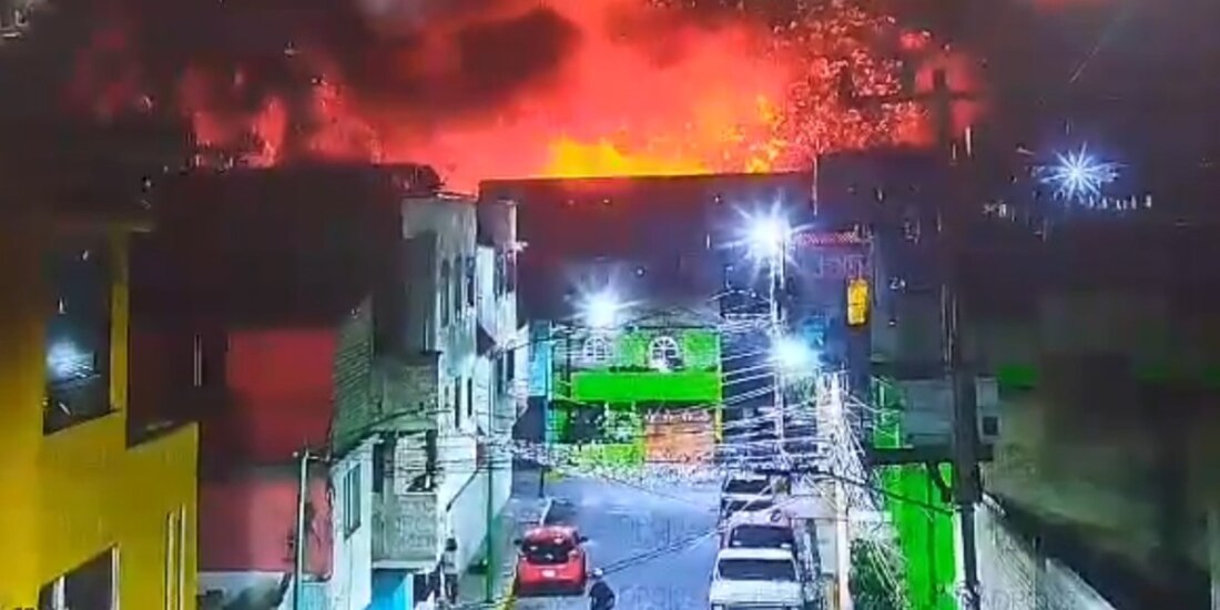 3 incendios en Iztapalapa provocan fuerte movilización de bomberos en CDMX.