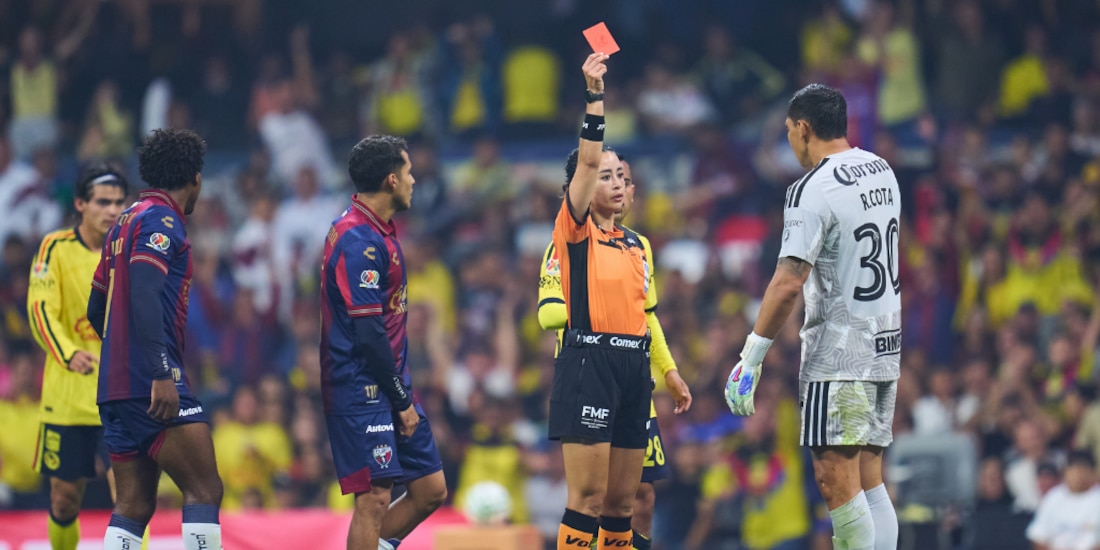 Rodolfo Cota casi se va expulsado del partido entre América y Atlante.