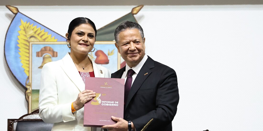 Julio Menchaca, gobernador de Hidalgo, entrega su Tercer Informe de Gobierno al Congreso estatal.