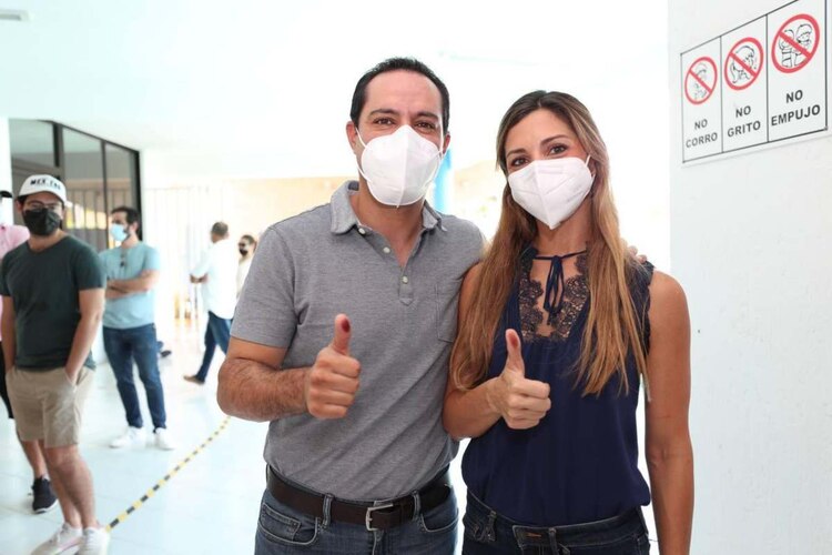 Mauricio Vila Dosal, gobernador de Yucatán, acudió a emitir su voto.