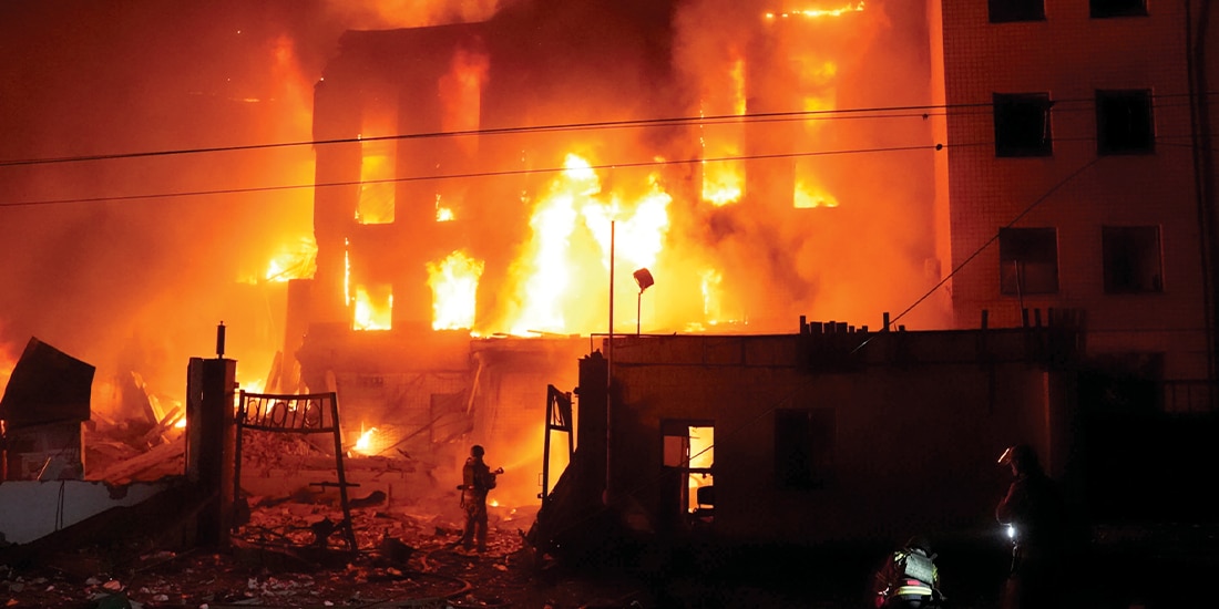 UN EDIFICIO destruido tras un ataque con misiles rusos en Kiev, ayer.
